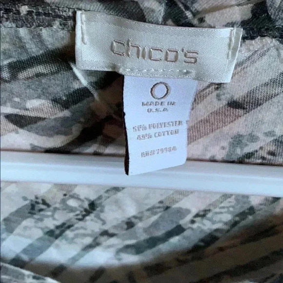 Chicos Womenβs Black & White Pattern Top withLong Sleeves Size 0 - Picture 6 of 6